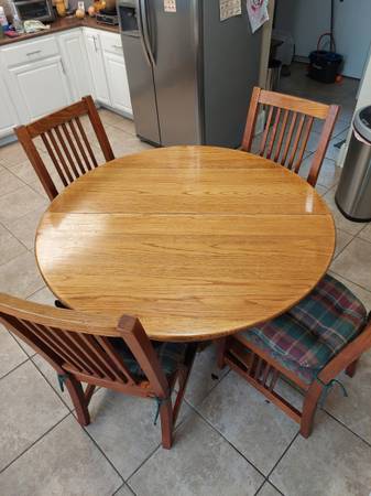 Photo Rock solid ROUND OAK TABLE W 2 leafs and 3 mission chairs $200