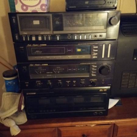 Photo 1970s fisher stereo cassette and a CD 8 speakers $800