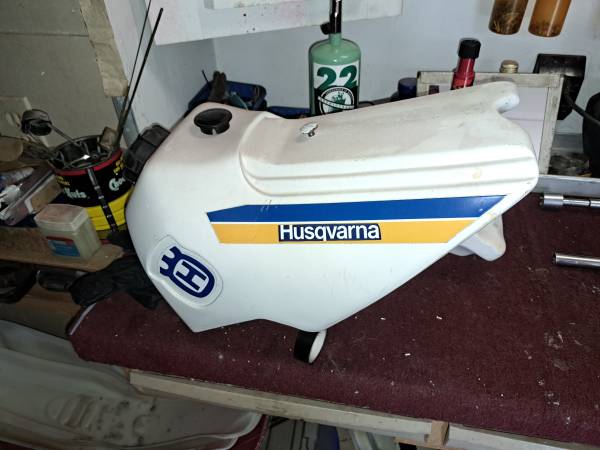Photo 1985 Husqvarna xc 500 fuel tank, no leaks, air box parts $30