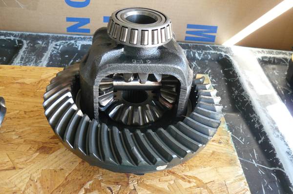 Photo 1994 Chevy K1500 Front differential 3.73 Carrier, ring and pinion $125