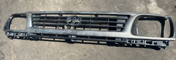 Photo 1995 and up Toyota Tacoma grill $50