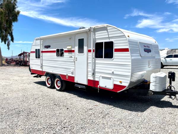 Photo 2016 retro white water trailer 26ft brand new condition always garaged $15,900