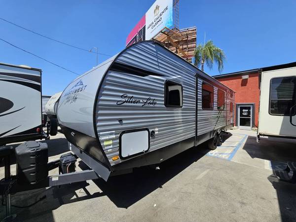 Photo 2022 East to West Silver Lake 27K2D Luxury Travel Trailer Must See $29,900