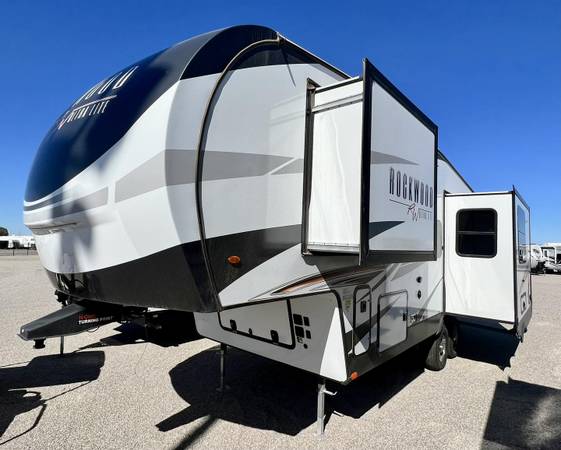 Photo 2022 Forest River Rockwood 30ft 5th Wheel SolarBrand New Your DNA $54,950