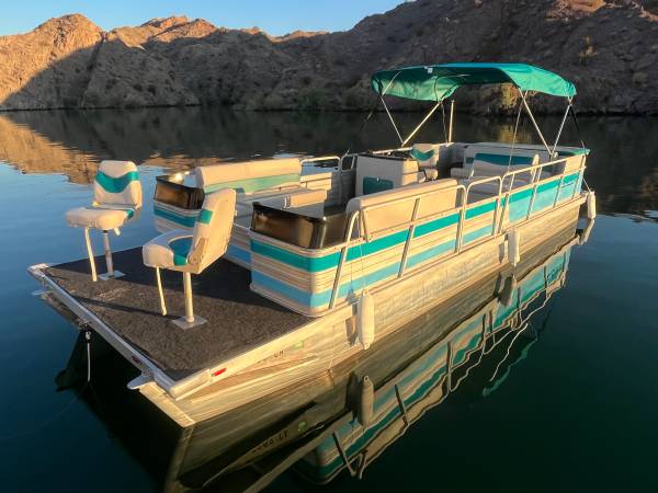24 Lowe Pontoon Boat ... Like New $14,500