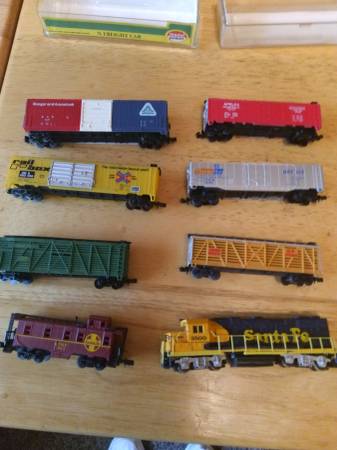Photo 8 life like n scale train cars all mint condition in boxes $70
