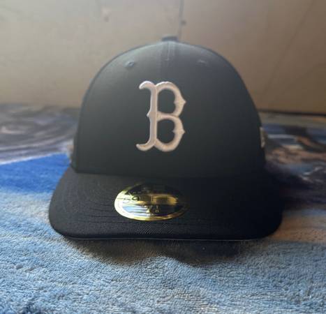 Photo Boston Red Sox New Era Black  White Low Profile 59FIFTY Fitted Hat $40