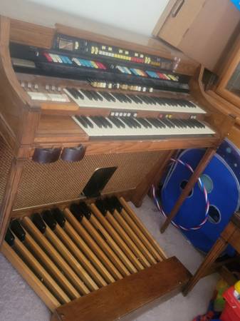 Photo Hammond Organ Commodore with internal leslie speaker. $300