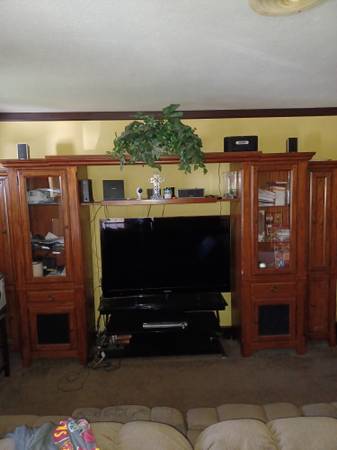 Photo Large entertainment center $250