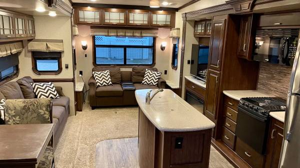 Photo Live alone affordably in a shaded 5th wheel $1,495