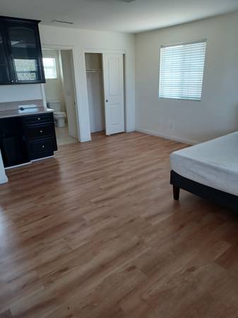 Photo MASTER-SIZE BEDROOM RENTALS IN LARGE 3 STORY HOUSE - $825 per month $825