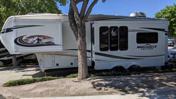 Photo Montana 5th wheel with washer dryer $19,500