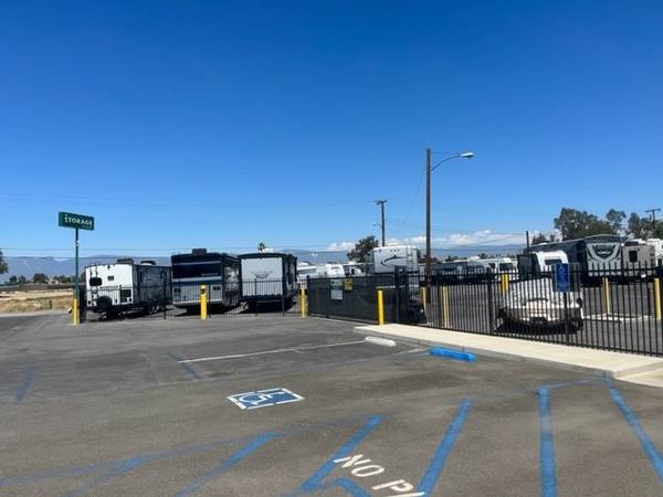 Photo RV  LARGE VEHICLE PARKING GREAT PRICING  SPECIALS