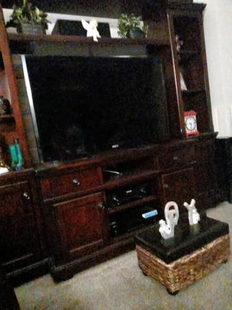 Photo Sanyo tv 4527 inch flat screen black , cheerywood counsel , Xbox with controlle $4,000