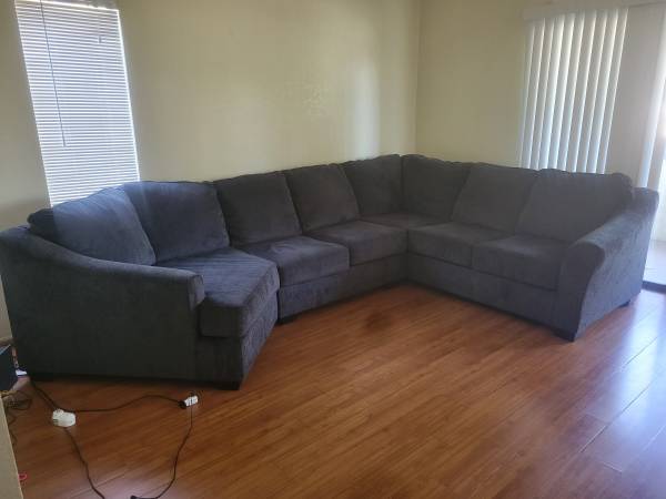 Photo Selling my ashleys couch $650