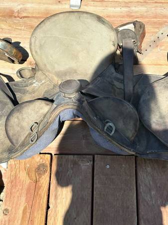 Photo Very used Aussie Horse Saddle needs rehab $30