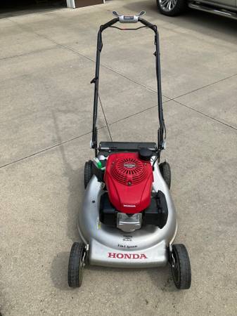 Photo Honda self propelled lawn mower $75