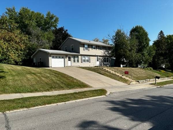 Photo . 5 Bedroom House Walk to Class FREE Parking On West U of I Cus