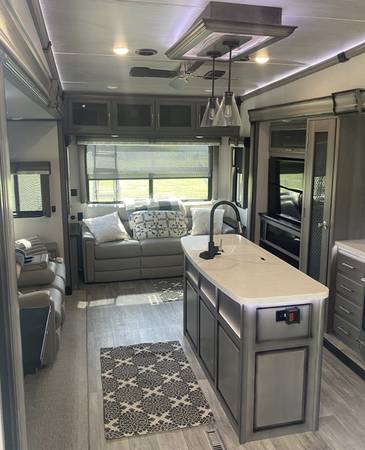 Photo REDUCED 2021 Montana Front Bath 5th wheel below suggested retail $57,500