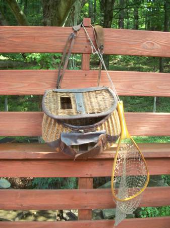 Photo Vintage fishing creelVintage landing net