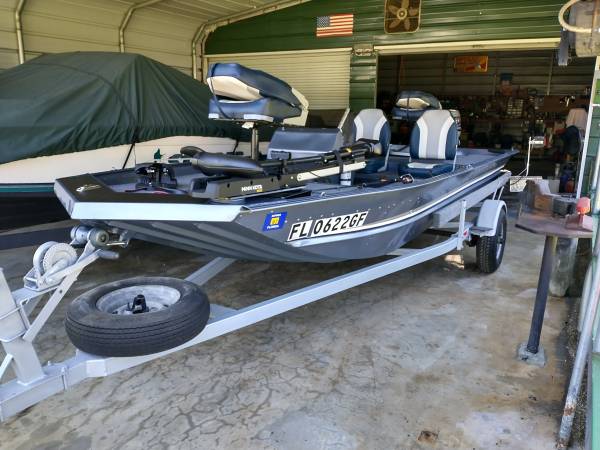 Photo 1989 Bass Boat 16 ft 40 hp evinrude $5,500