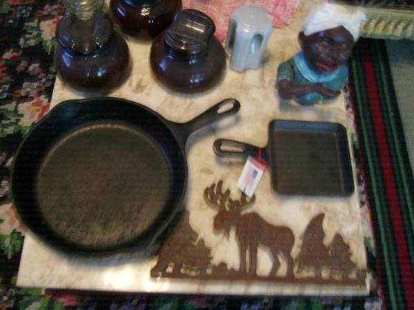 Photo 2 cast iron vintage pans lodge usa