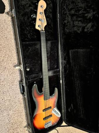 Photo Fender Squier Vintage Modified Fretless Jazz Bass $300