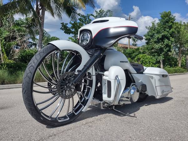 Photo Harley Davidson Bagger 30 front wheel $18,500