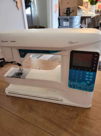 Photo Husqvarna Opal 650 Sewing Machine $500