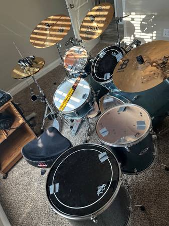Photo Pearl drum set $900