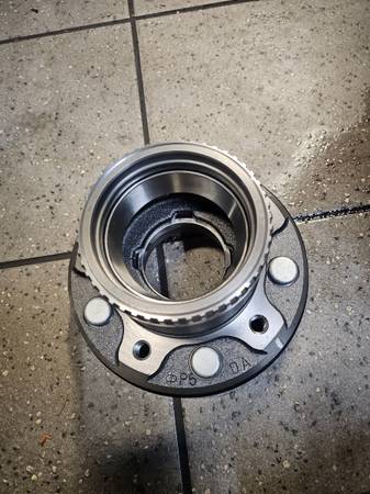 Photo 1998-2007 toyota land cruiser hub $250