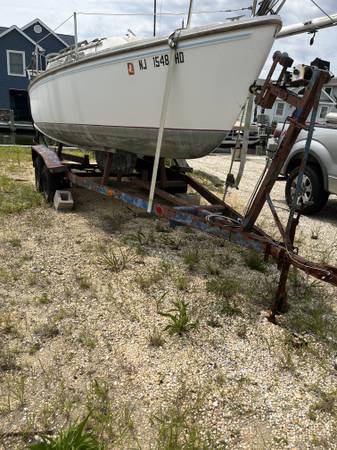 Photo 22 Foot Catalina with 10 hp  trailer $10