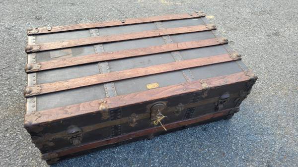 Photo Antique Goldsmith and Sons steamer trunk $300