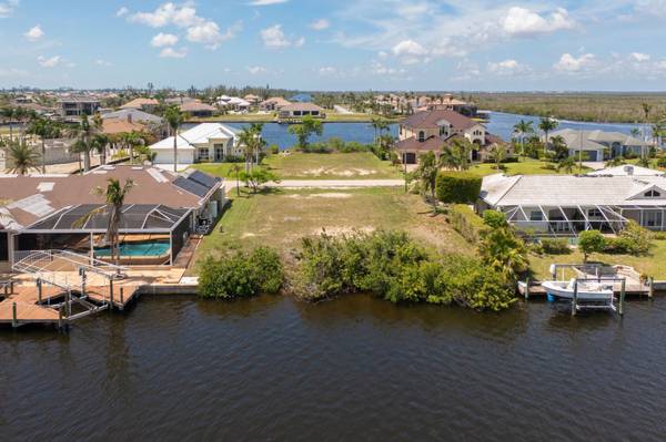 Photo Build Your Boaters Paradise  Waterfront Lot in Cape Coral, FL $525,000