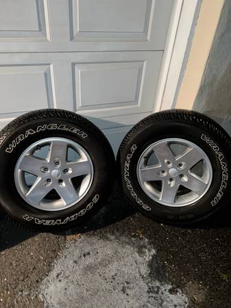 Photo FOR SALE JEEP WRANGLER SAHARA JK TIRES  Need to Sell $1,500