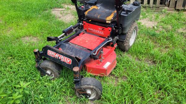 Photo Gravely 34 inch zero turn commercial great for small gates $1,800