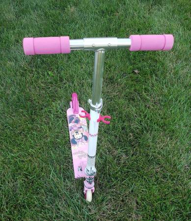 Photo Huffy Minnie Mouse Razor Scooter $25