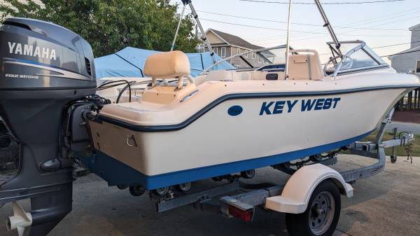 Photo Nice Key West Dual Console Fishing boatBow rider w trailer  extras