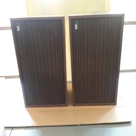 Photo Pair of Vintage Fisher XP 55B Stereo Bookshelf Speakers $60
