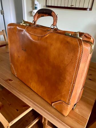 Photo This is a preowned vintage Presto (1950s) tan leather small suitcase $15