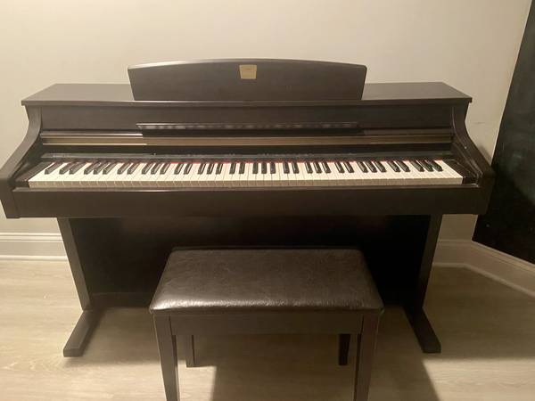 Photo YAMAHA CLAVINOVA Digital Console Piano and Bench $1,000