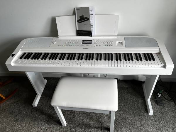 Photo Yamaha DGX keyboard $1,150