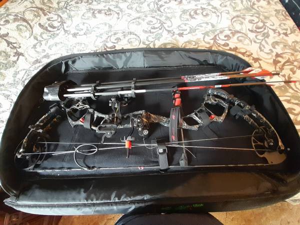 Photo red Head Madness bow with case and extra arrows $175