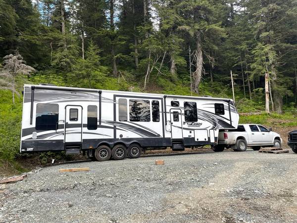 44 foot fifth wheel trailer