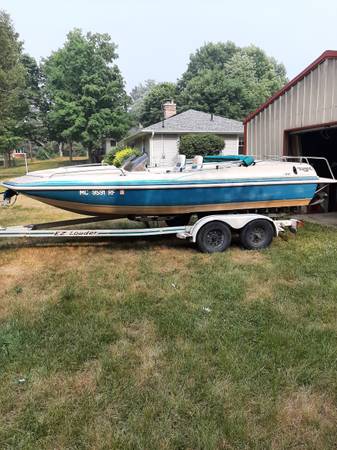 18 Kayot Deck Boat $5,500