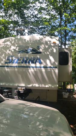 Photo Beautiful open concept 2005 Forest River Sierra 5th wheel $15,500