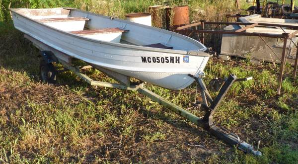 STARCRAFT 14 FOOT ALUMINUM BOAT WITH TRAILER $475
