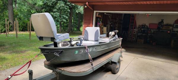 Photo 12ft aluminum boat with trailer $900