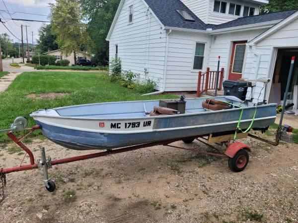 Photo 13.5 ft boat and trailer $500