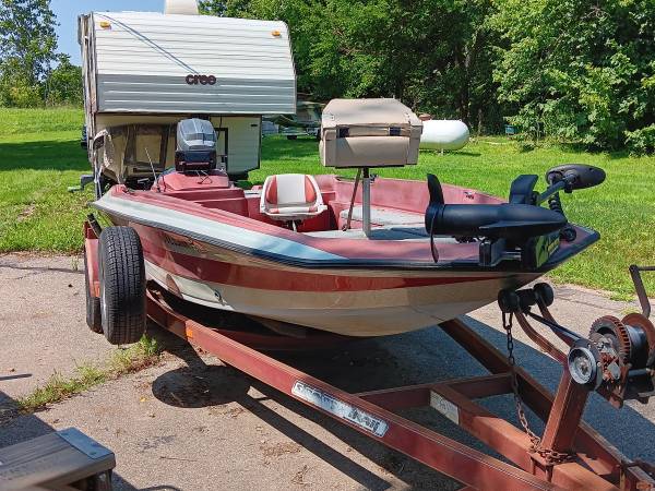1986 Stratos bass boat $5,500